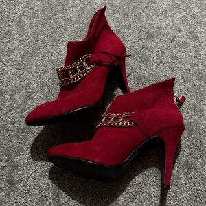 B. Makowsky red suede high heels size 7 gold chain and zip up backs like new